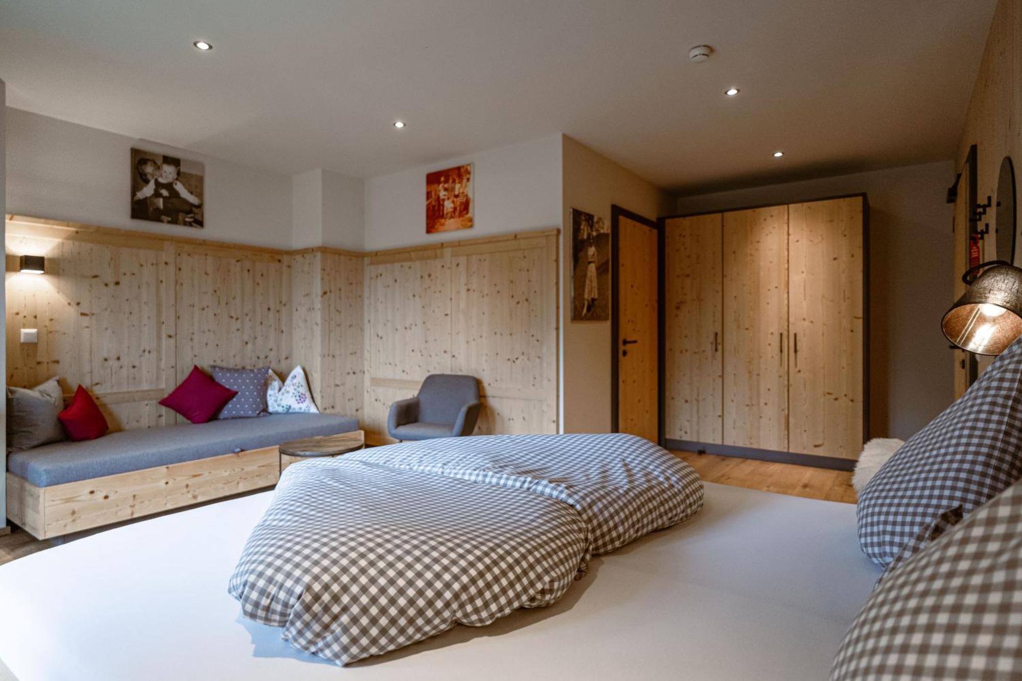 Hotel Landhaus Tirolerherz Sankt Ulrich am Pillersee Szoba fotó